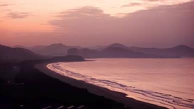4K日出前橙红色海湾海浪阳光沙滩视频的预览图